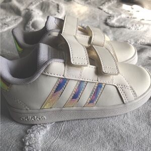 NWOT Sz8 white holographic ADIDAS